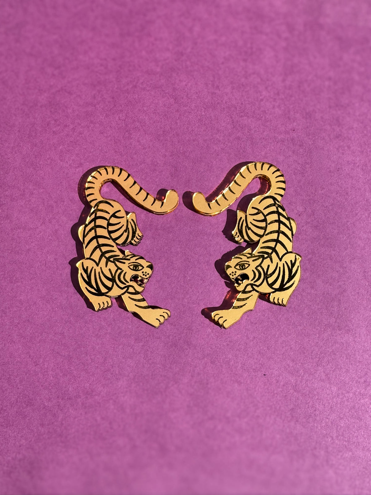 Pesos ligeros para dilatación Tigre en metacrilato espejo dorado, old school tattoo