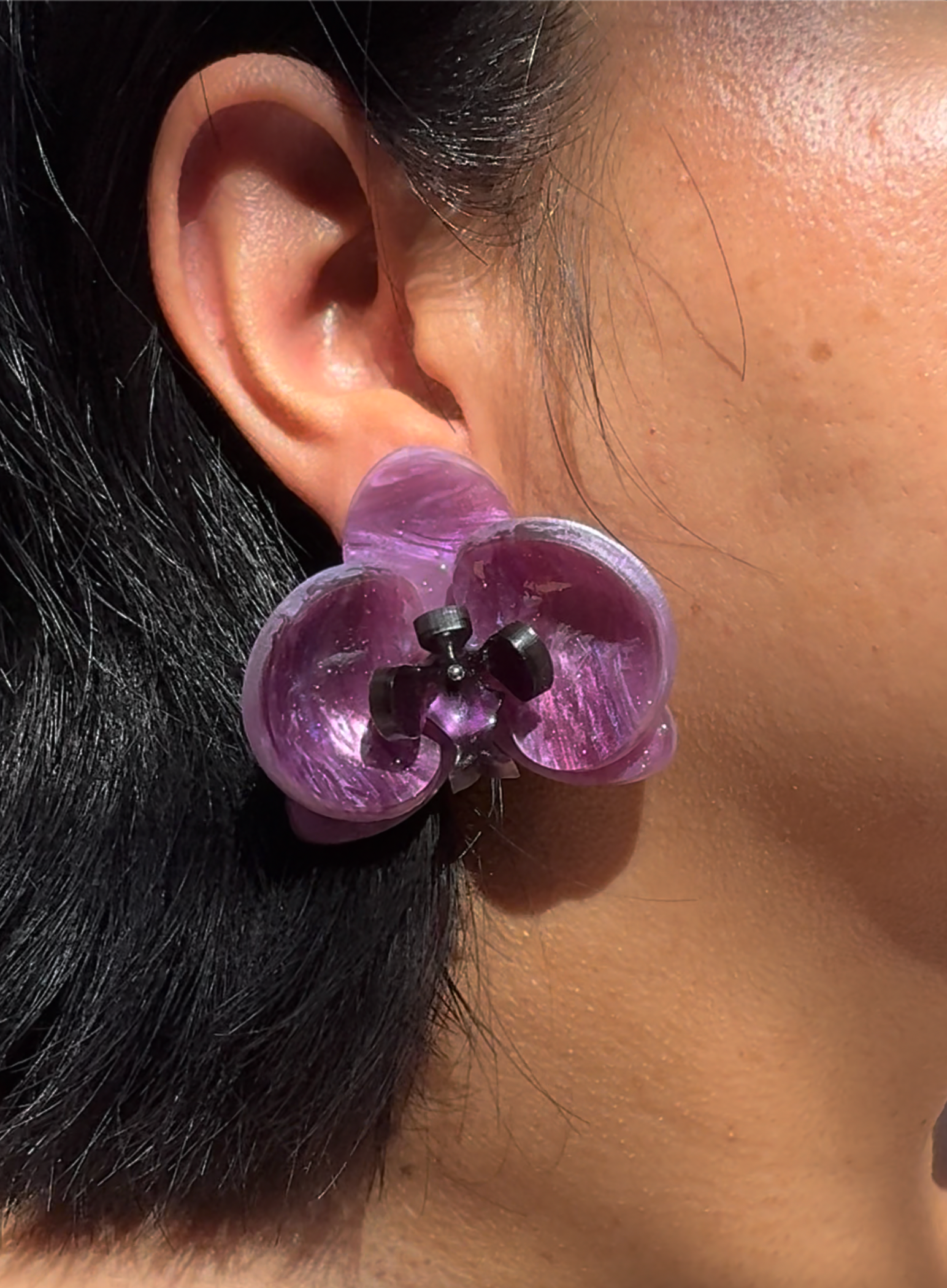 Pendientes Orquídea Nebula con reflejos nacarados inspirados en las nebulosas del universo