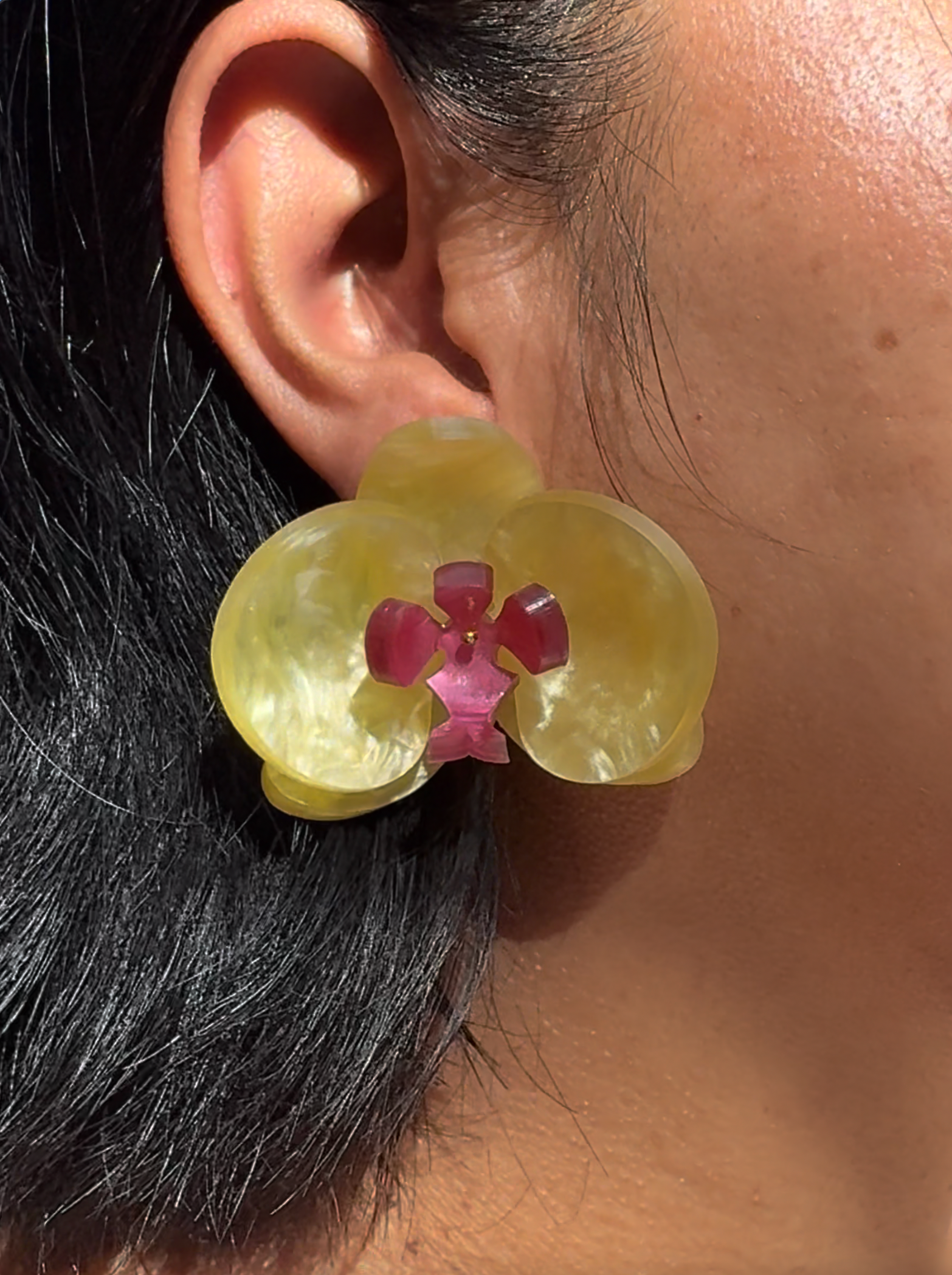 Pendientes Orquídea Sunset con reflejos nacarados inspirados en los colores del atardecer