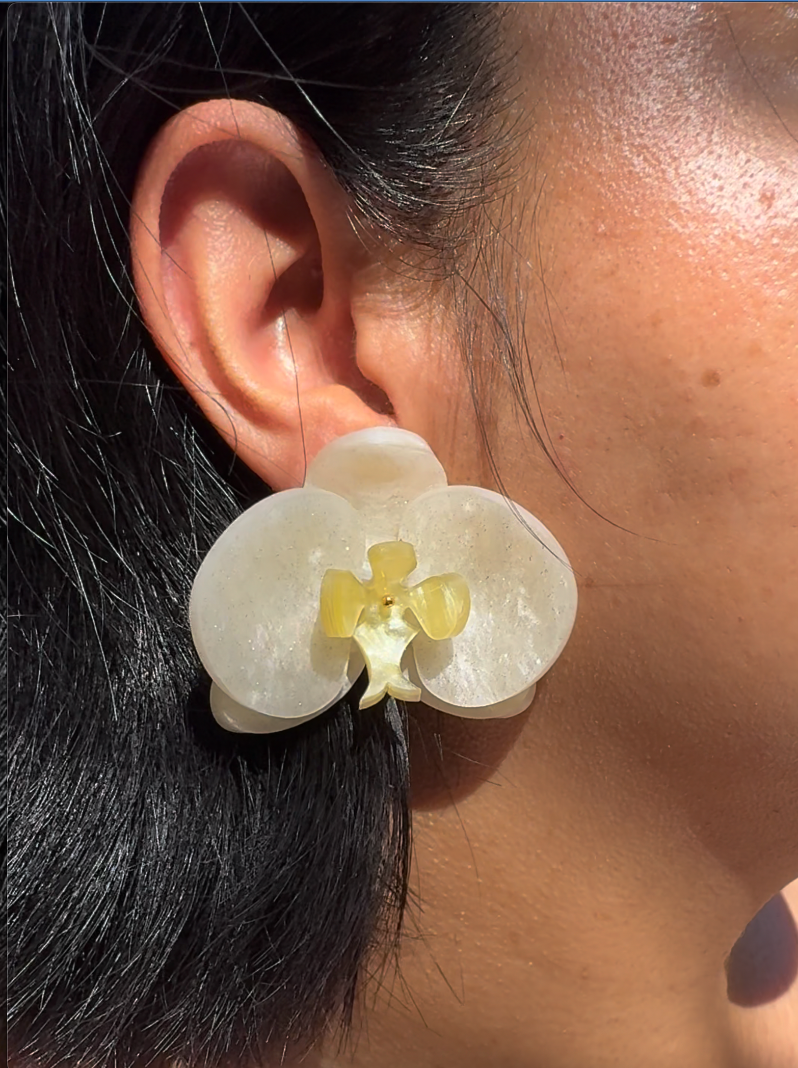 Pendientes Orquídea Moonlight con reflejos nacarados inspirados en la luz de la luna