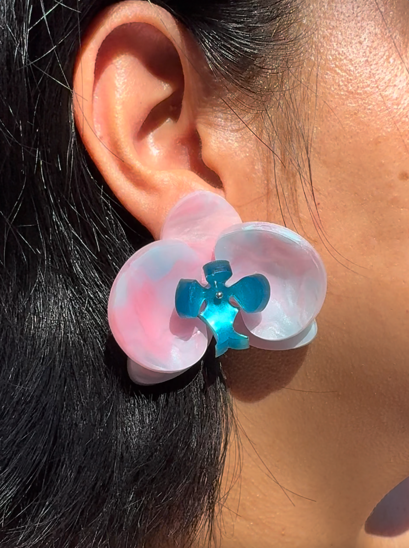 Pendientes Orquídea Cloud con reflejos nacarados inspirados en las nubes y el cielo